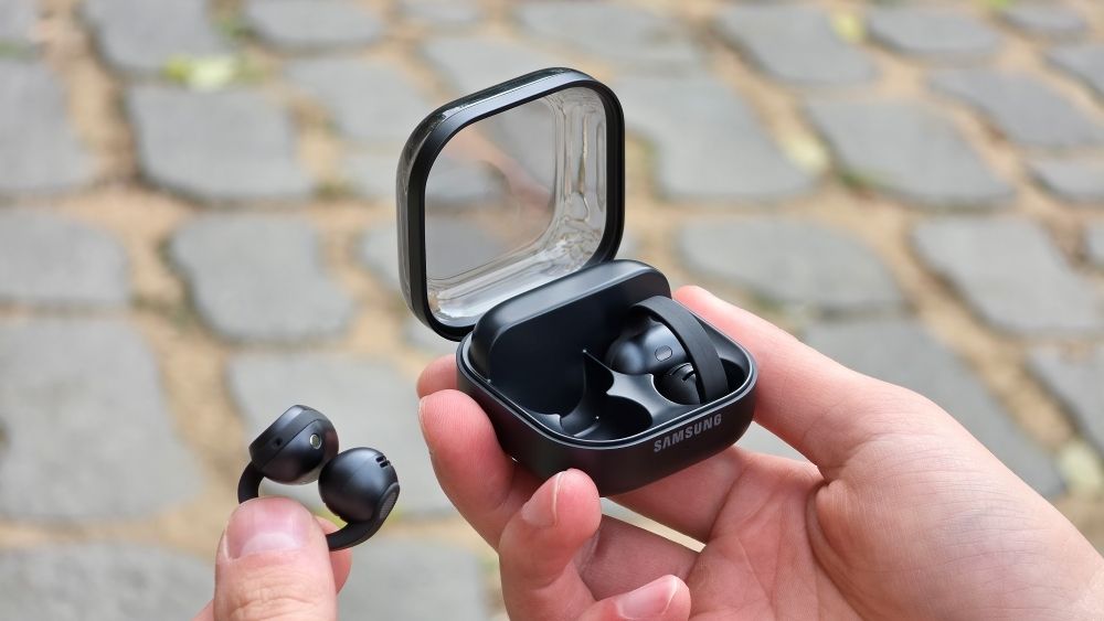 Samsung-Mobile-Galaxy-Buds-On-Gemini-Live-Clip-On-Design_Main1.jpg