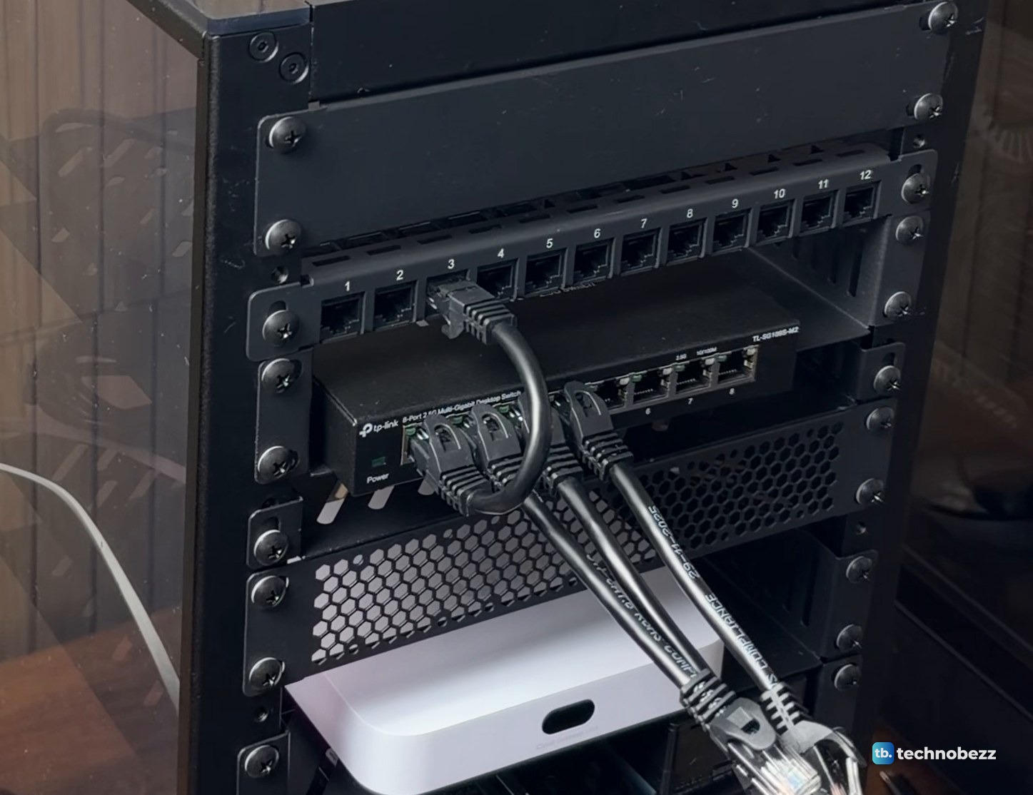 A single short jumper plugged into patch panel port 3 and looping down toward the switch below