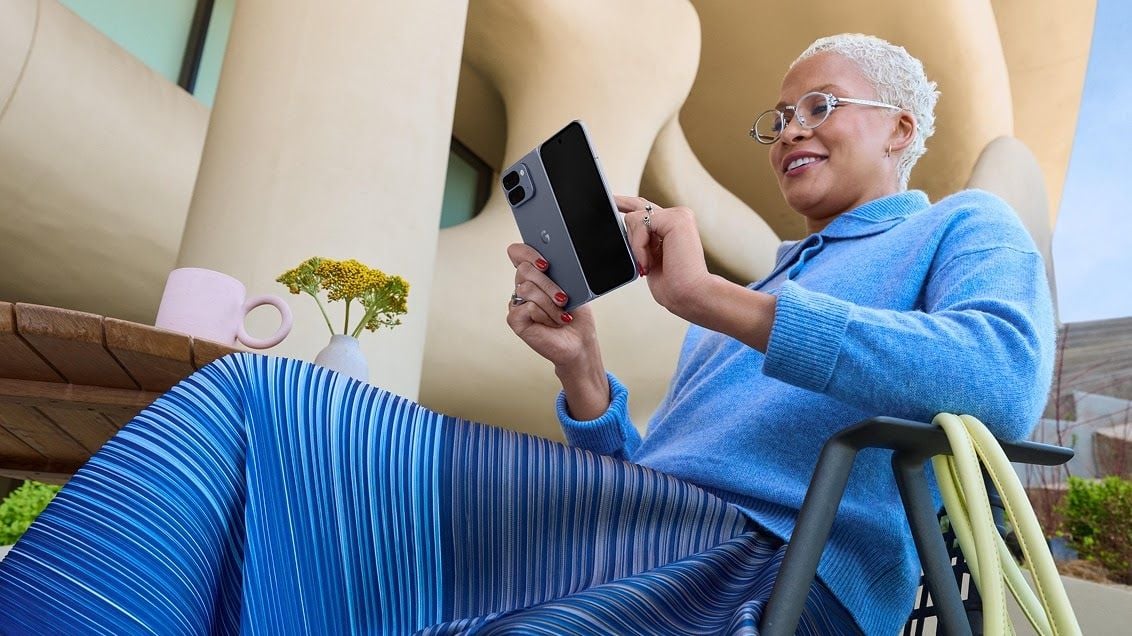 Google's December Pixel update fixes 33 bugs including battery and display issues.