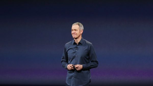 Jeff Williams, Senior Vice President Operations bei Apple, spricht während einer Apple-Veranstaltung in San Francisco, Kalifornien, am 9. März 2015 über Apples medizinisches Forschungskit. REUTERS / Robert Galbraith (VEREINIGTE STAATEN - Tags: SCIENCE TECHNOLOGY BUSINESS) - RTR4SNAP