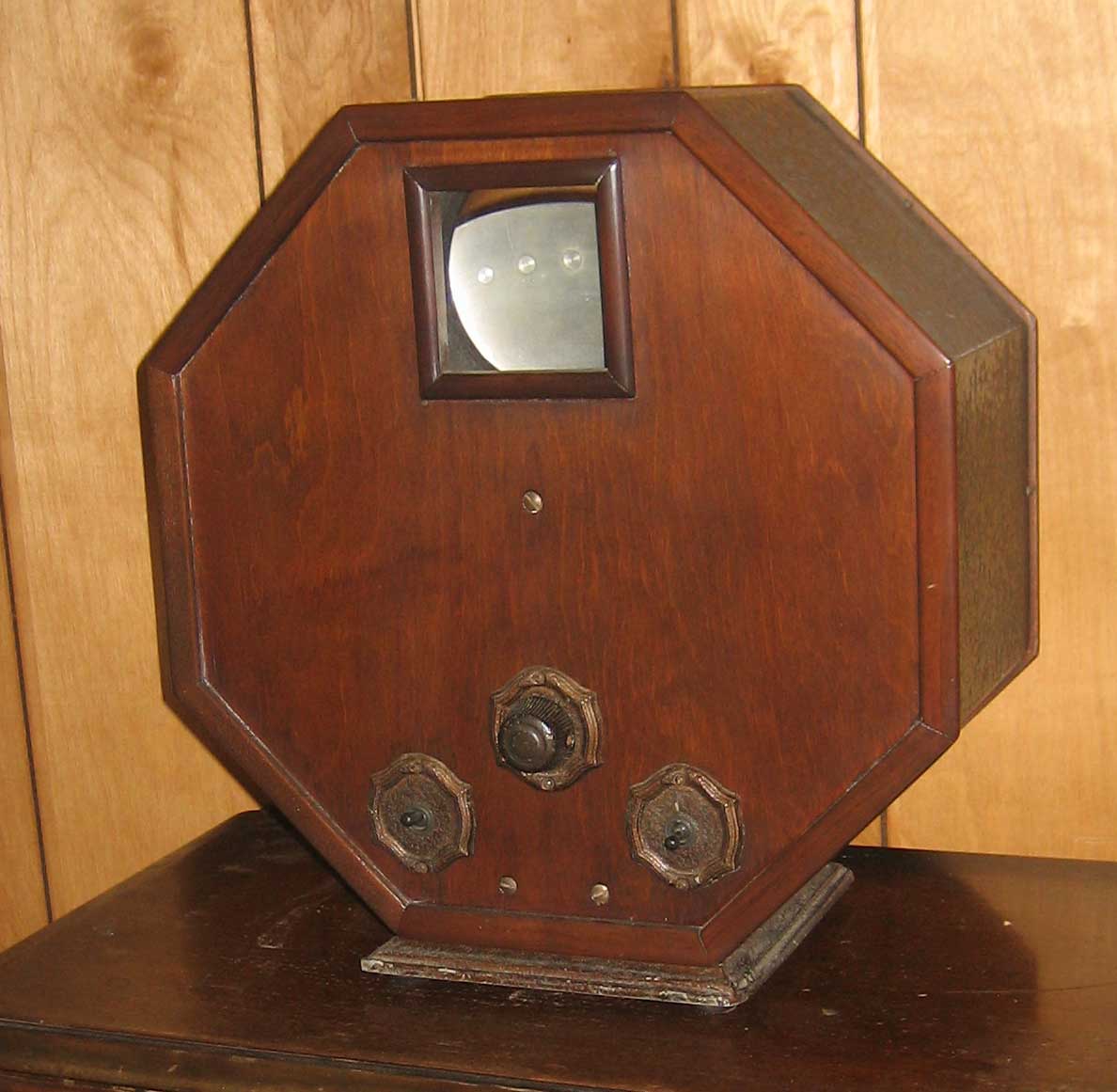 Первые телевизоры россии. Телевизор Нипкова 1884. Самый первый телевизор. Первый механический телевизор. Телевизор 1920 года.