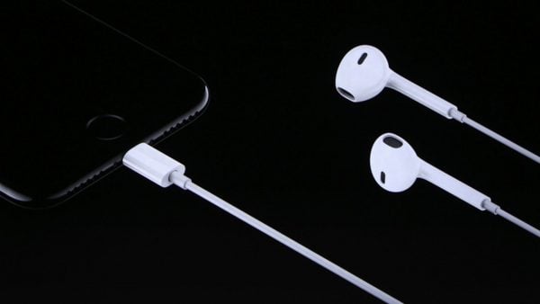 Behind "No Headphone Jack" Controversy - Innovation Or Necessity?